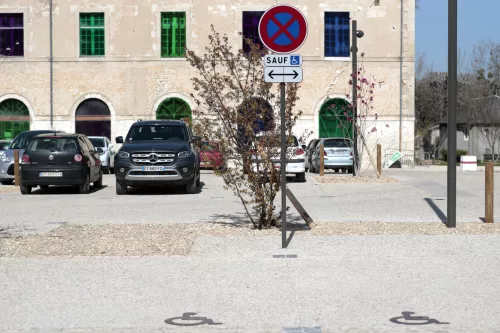 Places de stationnement en centre urbain pour personnes en situations de handicap
