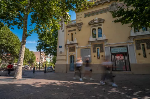 Piétons qui marchent dans une rue