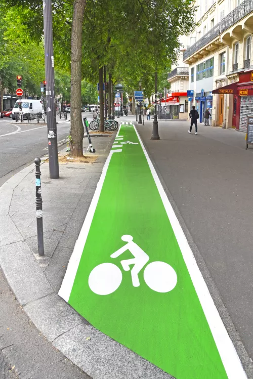 Piste cyclable matérialisée par le revêtement Cyclad' de couleur verte