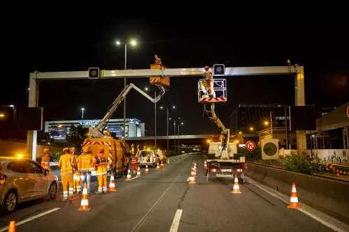 Gantry cantilever mast