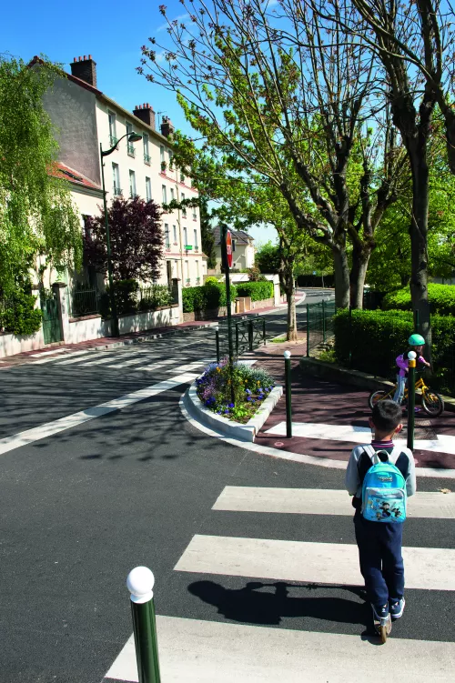 Enfant sur un passage piéton, intersection