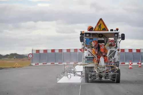 Application de peinture sur piste d'aéroport