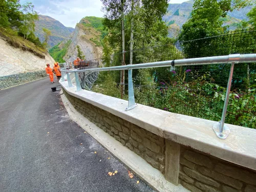 Voie verte avec chaussée réalisée en béton et installation d'un garde-corps