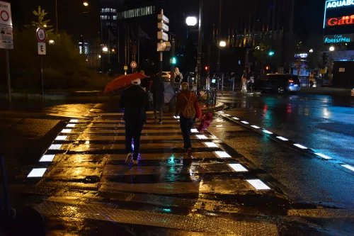 "Flowell améliore la visibilité ainsi que la lisibilité du marquage quelles que soient les conditions climatiques. La nuit et par temps couvert, les LED qui s’allument apportent une visibilité maximale du passage piéton. La journée, Flowell est également très visible grâce au contraste apporté entre la dalle de couleur noire lorsque éteinte et la puissance du flux lumineux de la LED lorsque allumée.   La solution permet un meilleur respect de la priorité piétonne et une meilleure accessibilité de la ville.