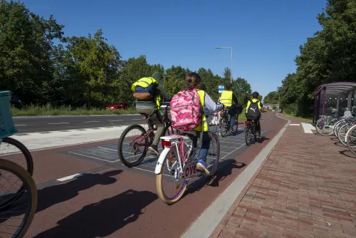 Enfants à vélos sur une piste cyclable