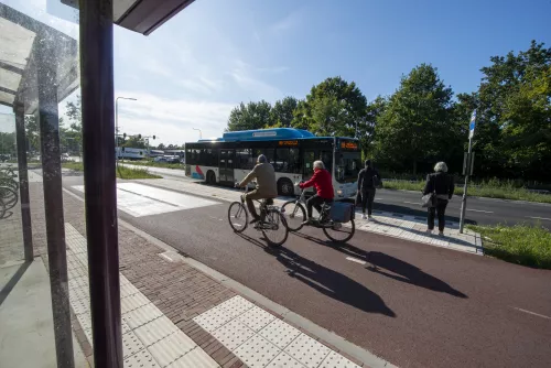 Piste cyclable et arrêt de bus