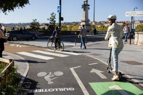 Intersection with traffic lights, cycle path, pedestrian crossing