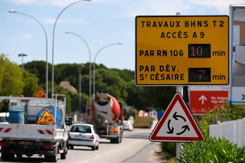 Circulation aux abords de chantieret panneau dynamique informant des temps de parcours, 2 trajets alternatifs