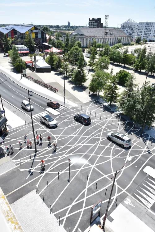 Cyclists pedestrians vehicles, cycle lanes cycle parking, animation markings