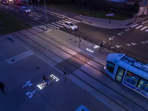 marquage lumineux, tram, cycliste, véhicules 