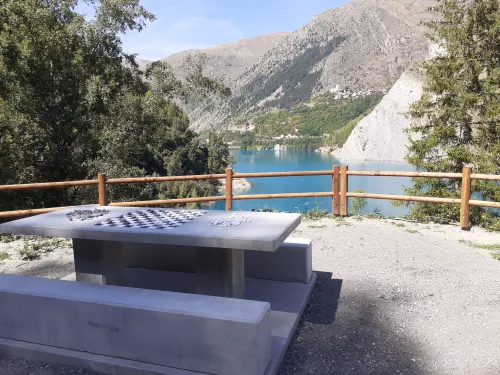 Point de vue et du mobilier urbain, table et bancs en pierres, barrière en bois