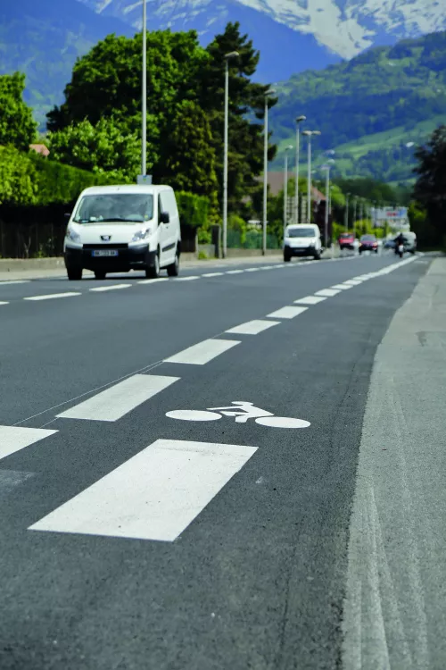 Hochwertige Fahrradwegmarkierung von Aximum für mehr Sicherheit, Sichtbarkeit und urbane Mobilität