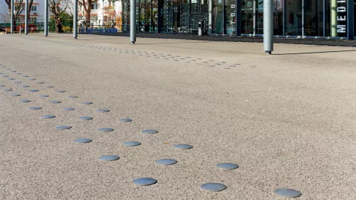 dispositifs podotactiles clous urbains