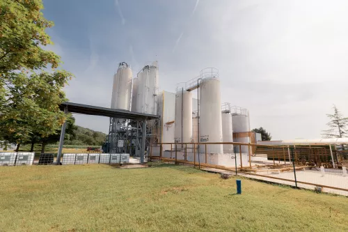 Aximum Industrie conçoit, fabrique et commercialise les équipements de la route